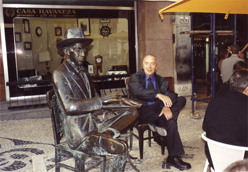 Dr. Hernán Kesselman junto a la escultura de Fernando Pessoa