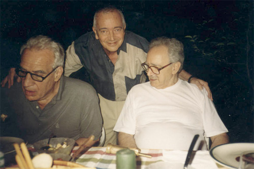 Eduardo "Tato" Pavlovsky y Hernán Kesselman con su maestro y amigo el Dr. Ángel Fiasché.